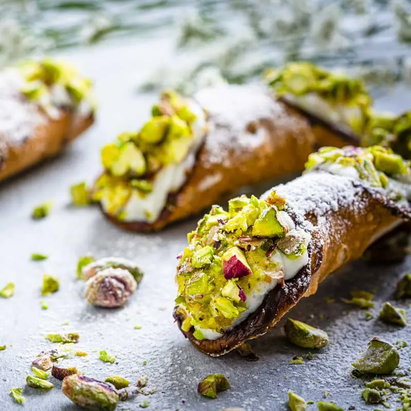 La trama cremosa della ricotta dei cannoli a Salina